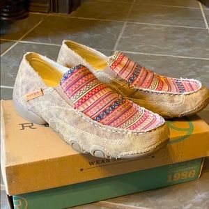 Ropers driving Moc Daisy tan
